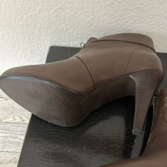 B Makowsky Dark Brown Leather Booties Size 5.5