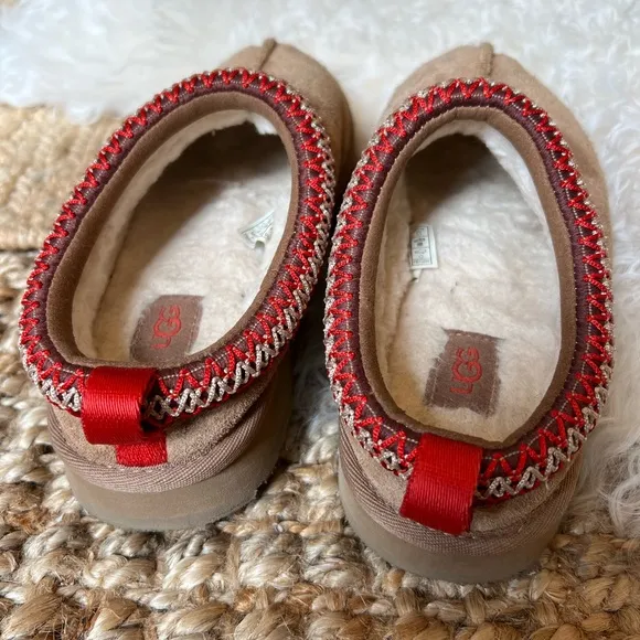 KIDS UGG TAN SUEDE TAZZ SLIPPERS SIZE 2. USED IN GREAT CONDITION.