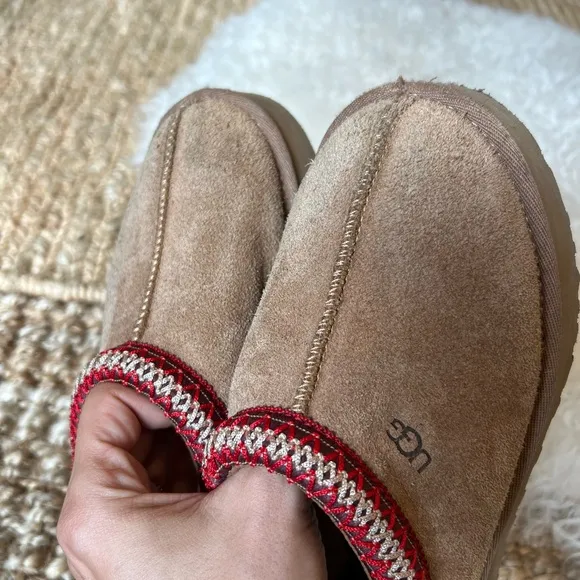 KIDS UGG TAN SUEDE TAZZ SLIPPERS SIZE 2. USED IN GREAT CONDITION.