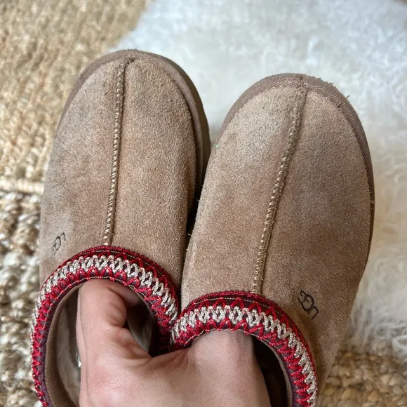 KIDS UGG TAN SUEDE TAZZ SLIPPERS SIZE 2. USED IN GREAT CONDITION.