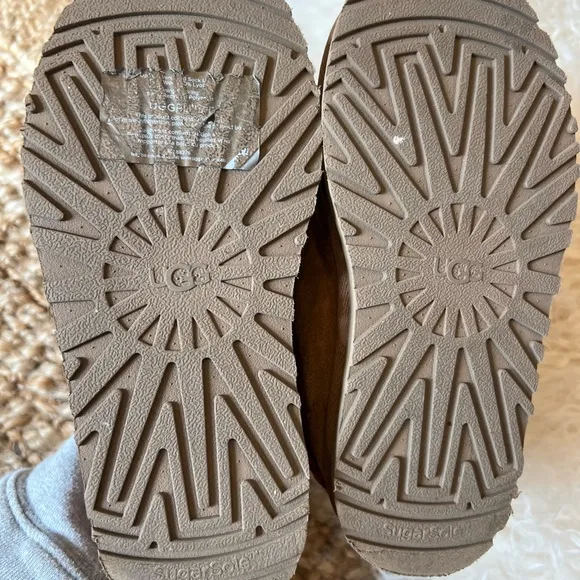 KIDS UGG TAN SUEDE TAZZ SLIPPERS SIZE 2. USED IN GREAT CONDITION.