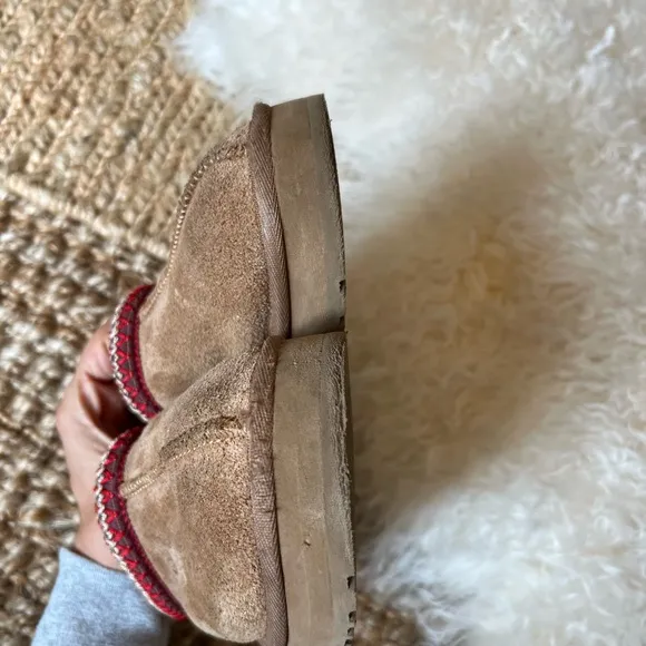 KIDS UGG TAN SUEDE TAZZ SLIPPERS SIZE 2. USED IN GREAT CONDITION.