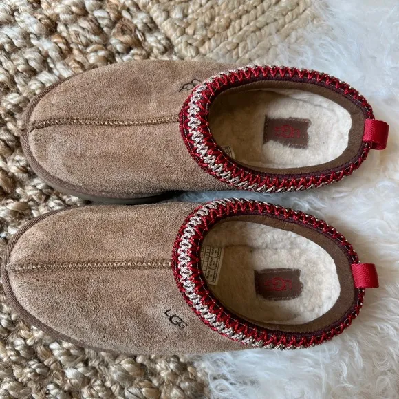 KIDS UGG TAN SUEDE TAZZ SLIPPERS SIZE 2. USED IN GREAT CONDITION.