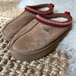 KIDS UGG TAN SUEDE TAZZ SLIPPERS SIZE 2. USED IN GREAT CONDITION.