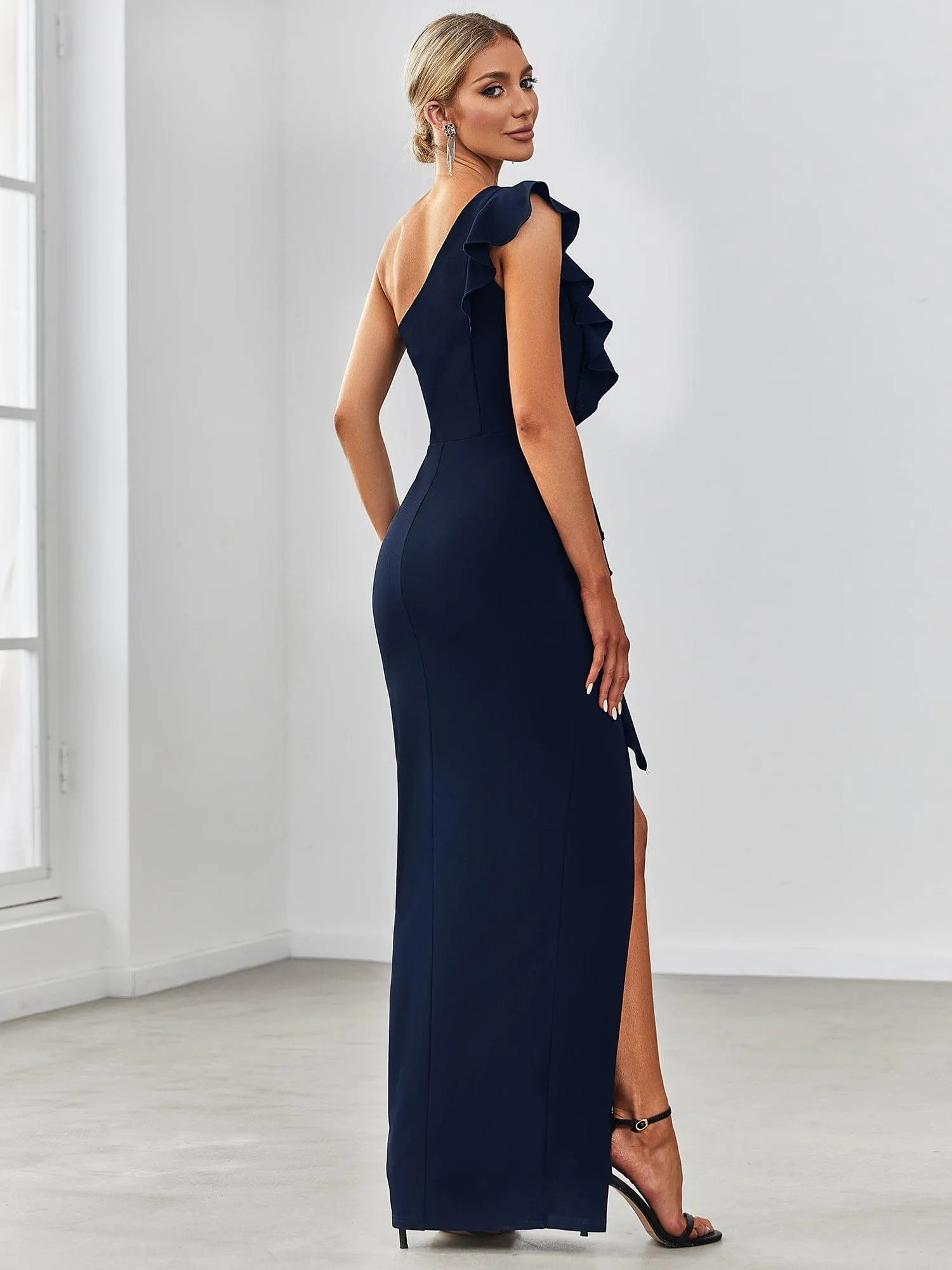 Robe élégante à une épaule fendue et extensible avec des volants(Vente finale)