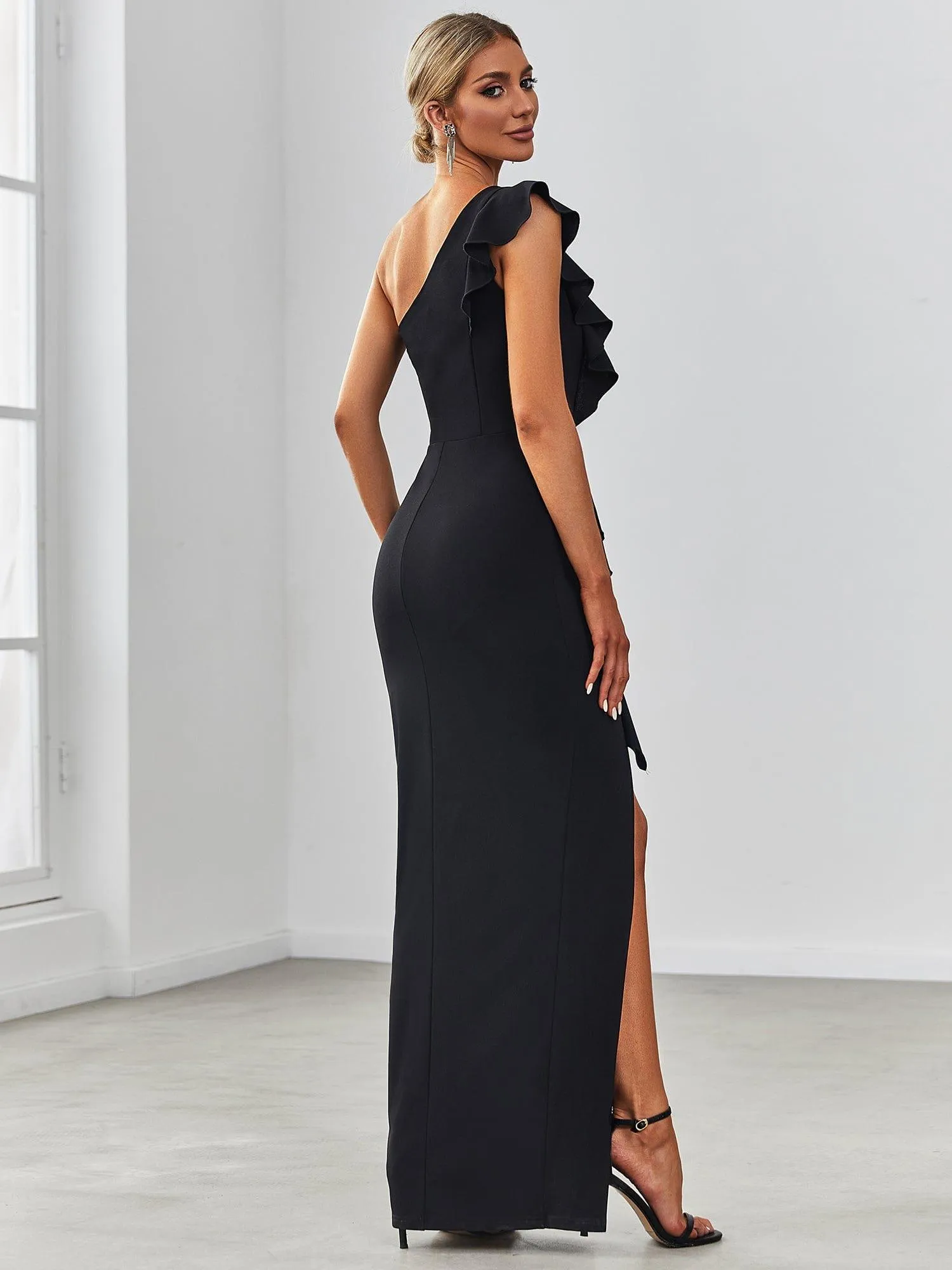 Robe élégante à une épaule fendue et extensible avec des volants(Vente finale)
