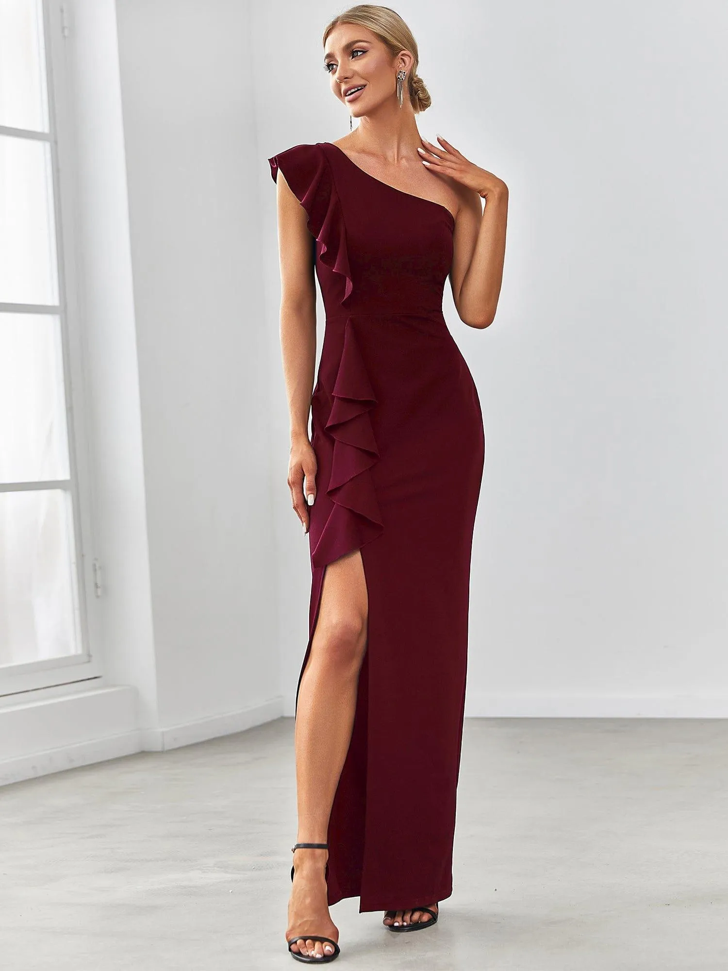 Robe élégante à une épaule fendue et extensible avec des volants(Vente finale)