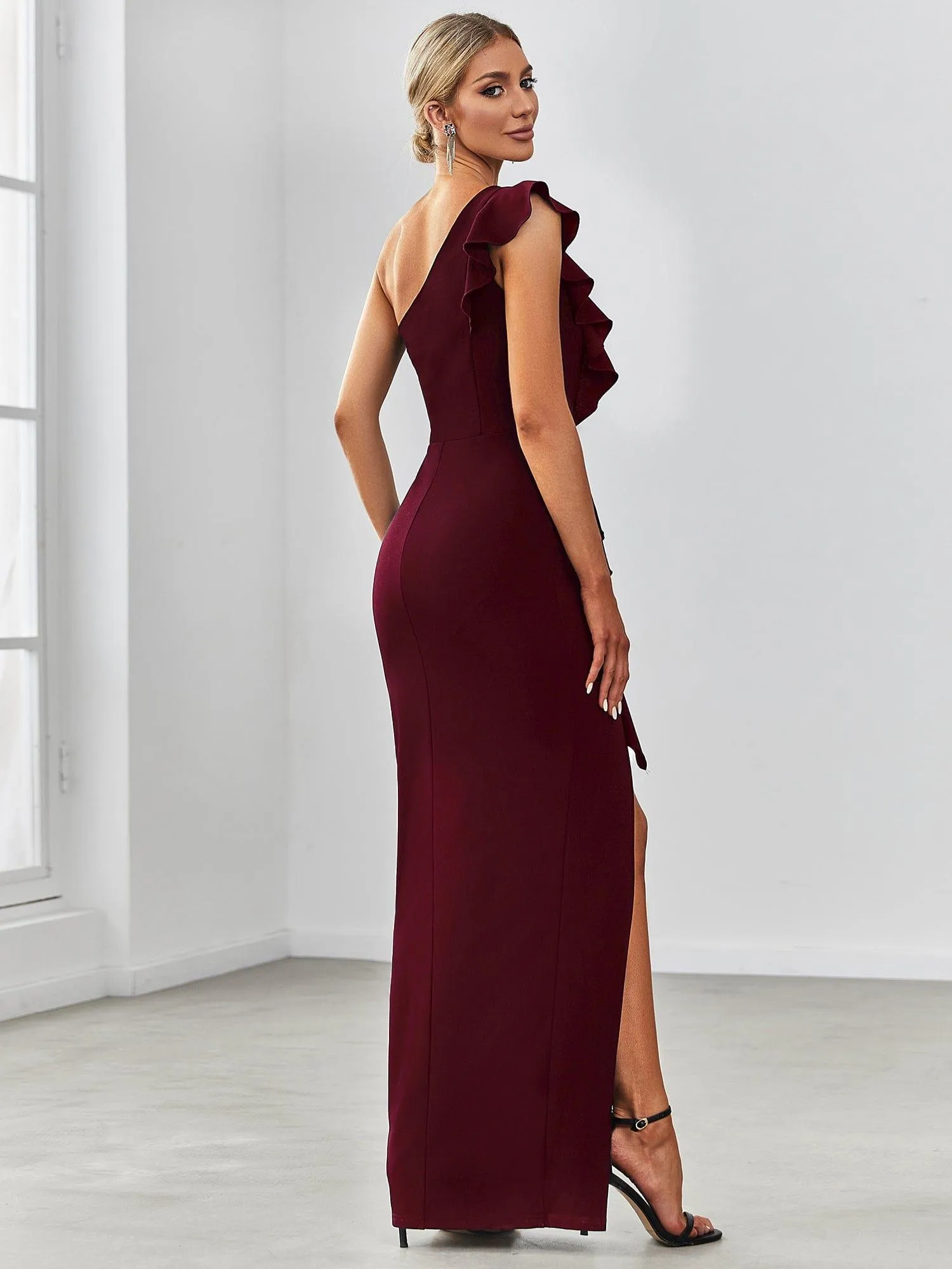 Robe élégante à une épaule fendue et extensible avec des volants(Vente finale)